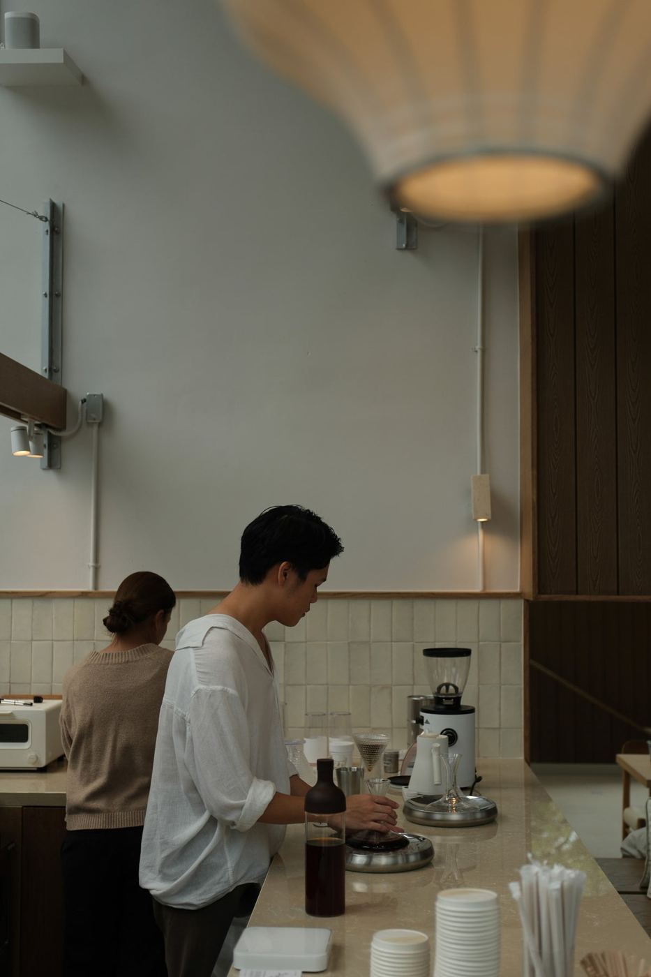 A barista at haus VE/LA